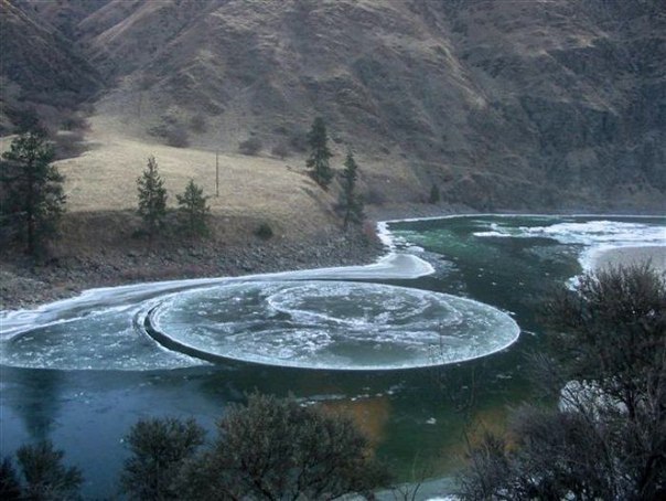 Зимой, на некоторых реках, можно наблюдать идеально ровные ледяные круги.